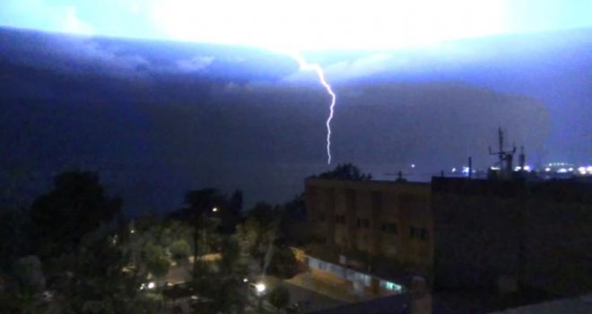 Şimşekler Gökyüzünü Böyle Aydınlattı