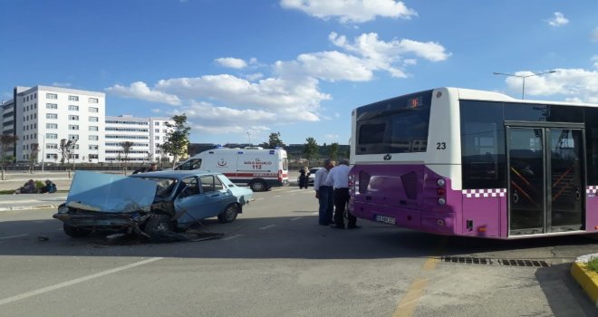 Halk Otobüsü İle Otomobil Çarpıştı: 4 Yaralı