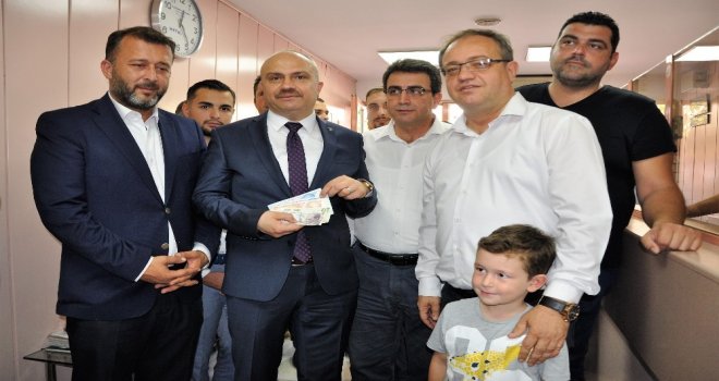 Sünnetinde Takılan 1 Doları Destek İçin Bozdurdu