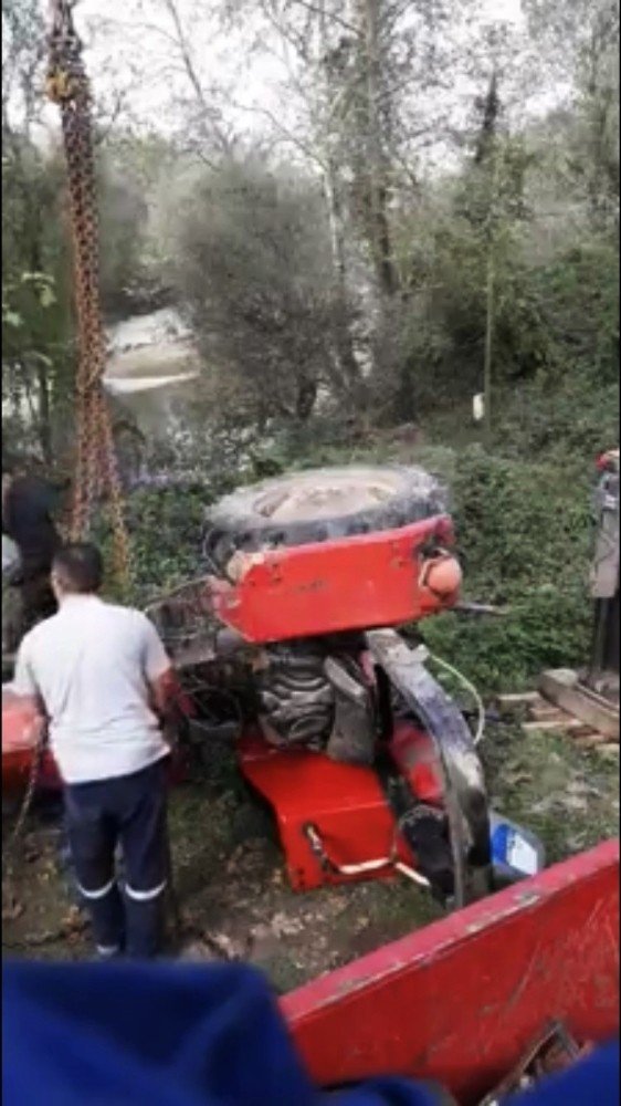 Sürücüsünün Kontrolünden Çıkan Traktör Sakarya Nehrine Devrildi: 1 Ölü