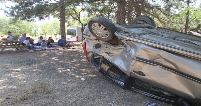 Otomobil Yanlarına Uçtu, Onlar Piknik Yapmaya Devam Etti