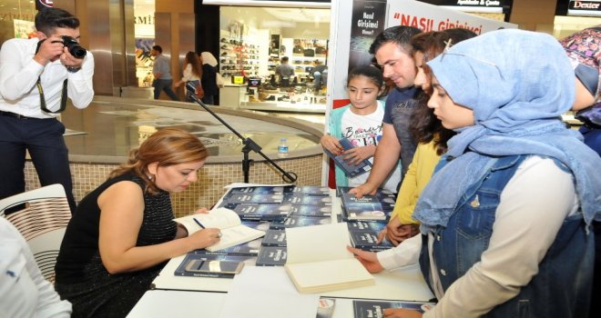 Gamze Erdenin İmza Günü Ve Paneli Büyük İlgi