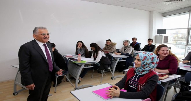 Melikgazi Belediyesinden Diksiyon, Spikerlik Ve Sunuculuk Kursu