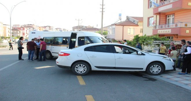 Otomobil İle Çarpışan Minibüs Yolun Karşı Şeridinde Başka Bir Otomobile Çarptı: 2 Yaralı