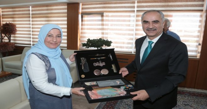 Şehit Ailesi Şehitler Meydanında