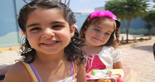 Suriyede Savaşta Annelerini Kaybeden Çocukların Saçlarına İlk Kez Örgü Yapıldı
