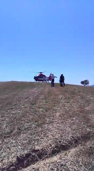112 Helikopteri Silaj Makinesine Düşen Genci Kurtarmak İçin Tarlaya İndi