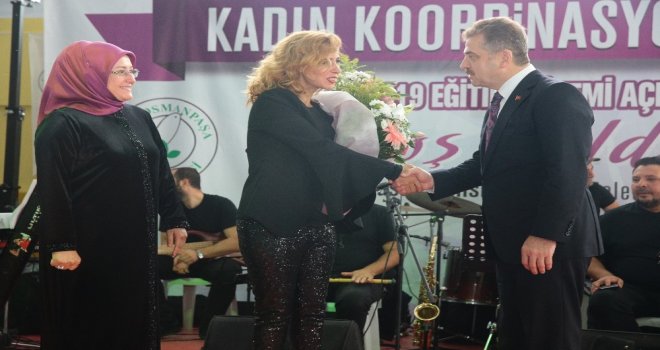 Niran Ünsal Alzheimera Karşı 5 Bin Kadınla Kanaviçe İşledi