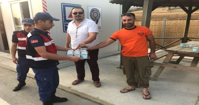 Jandarma Ekiplerinin İkramlarıyla Yorgunluk Attılar