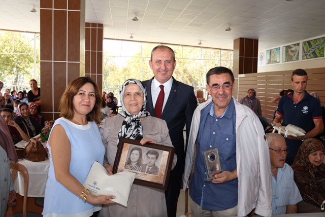 50 Yıl Mutlu Yaşadılar, Hediyelerini Başkan Işıktan Aldılar