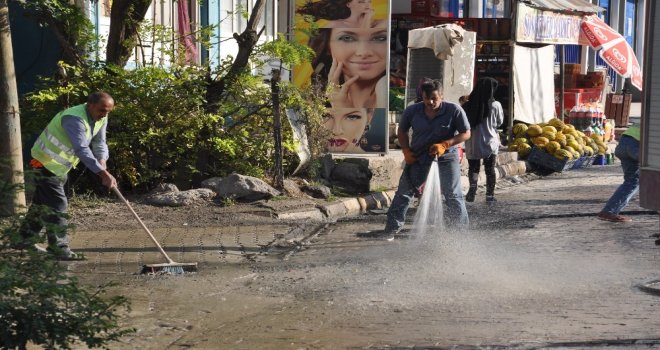 Bulanık Belediyesinden Yol Yıkama Çalışması