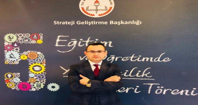 Aldığı Ödülle Öğrencileri Ödüllendirdi