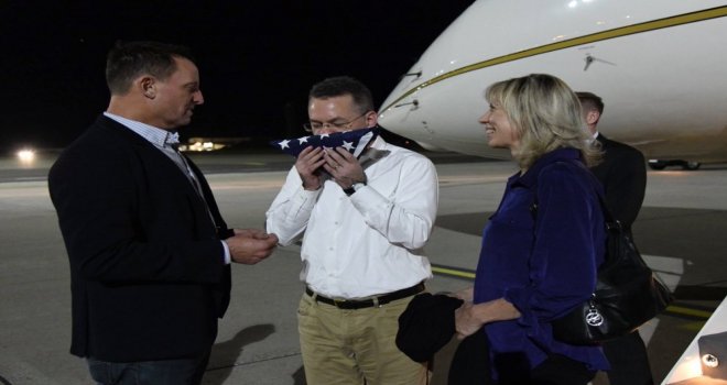 Rahip Brunson, Almanyada Abd Bayrağını Öptü