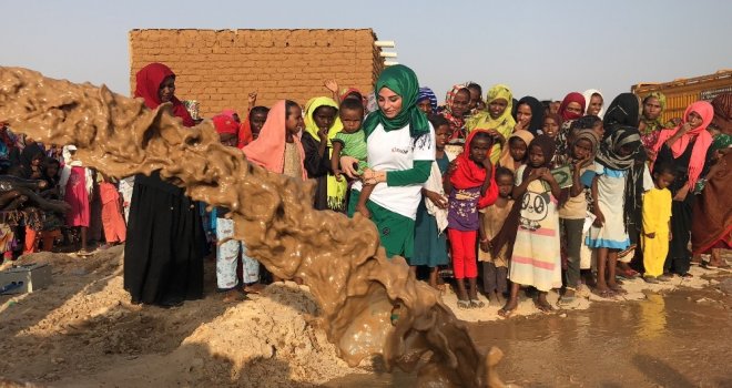 Sosyal Medya Fenomeni Sudanda Su Kuyusu Açtı