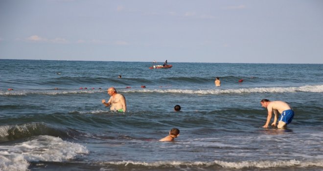 Dalgıçlar Boğulan Genci Aradı, Onlarsa Hiçbir Şey Olmamış Gibi Yüzmeye Devam Etti