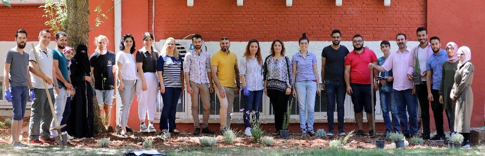 Gaünde Türk Ve Suriyeli Öğrenciler El Ele Çiçek Diktiler