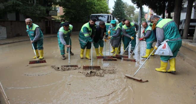 Sel Sonrası Cadde Ve Sokaklar Çamur Deryasına Döndü