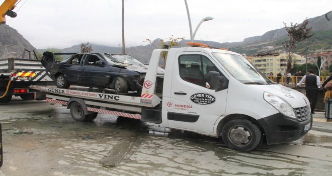 Irmağa Atlayarak Otomobildeki Aileyi Kurtardı