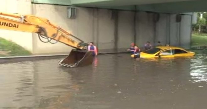 Vatan Caddesinde Dev Rögar Kapakları Açılıp Sular Tahliye Edildi