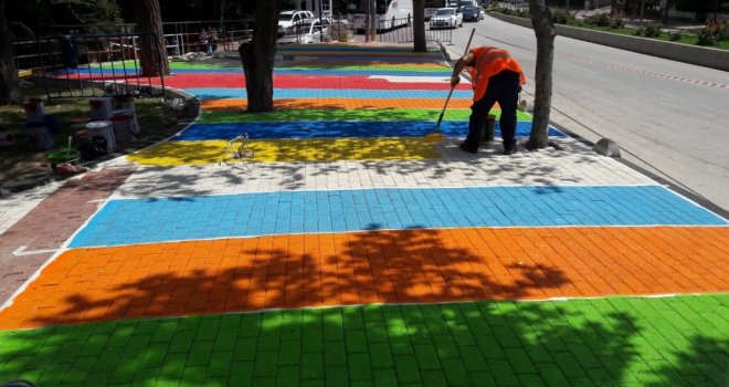 Milli Egemenlik Parkı Gökkuşağı Renklerine Bezeniyor