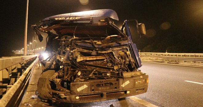 Bolu Tünellerinde Hurdaya Dönen Tırdan Burnu Bile Kanamadan Çıktı