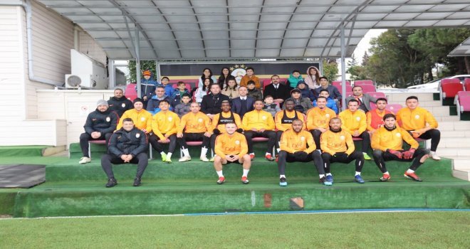 İbb, Şehit Ve Gazi Çocuklarını Galatasaray Futbol Takımıyla Buluşturdu