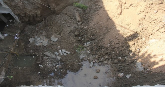 İnşaat Kazısı 4 Katlı Apartmana Zarar Verdi