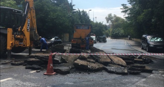 Sağanak Yağışın Ardından Beylerbeyinde Yol Çöktü