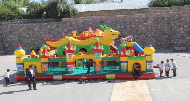 Başkalede Çocuklar İçin Şişme Oyun Parkı Kuruldu