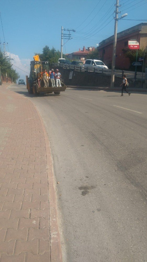 Zonguldakta İş Makinesi Üzerinde Tehlikeli Yolculuk