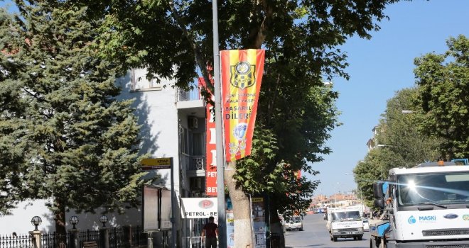 Sivas Caddesi Sarı Kırmızılı Bayraklarla Donatıldı