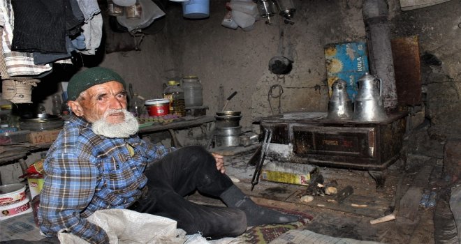 Hiç Evlenmedi, 30 Yıldır Dağda Tek Başına Yaşıyor