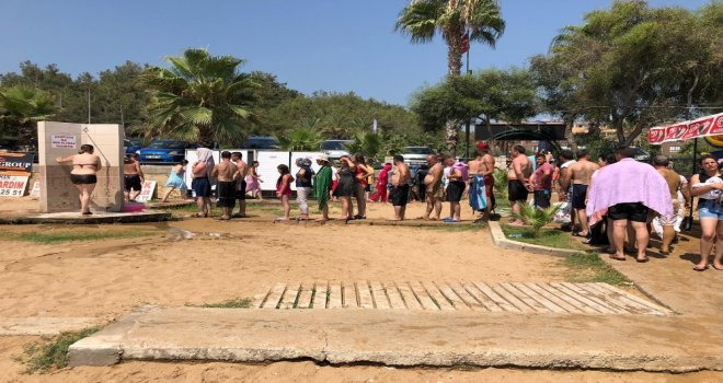 Otellerde Yer Kalmayınca Sahile Yerleştiler