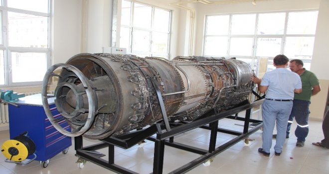 Okul Bahçesine Getirilen Dev Hediye Paketinden Phantom Savaş Uçağı Motoru Çıktı