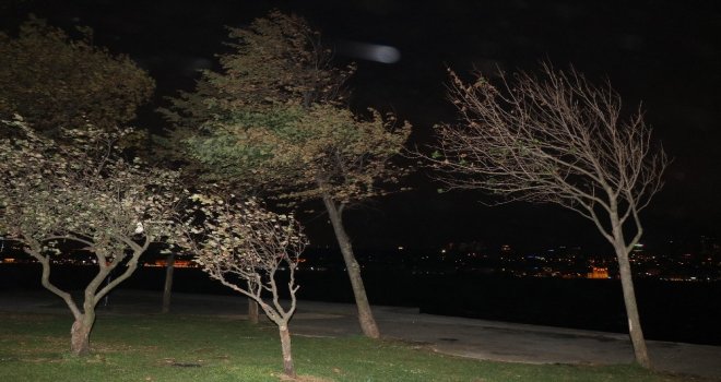 İstanbulda Şiddetli Rüzgar Etkili Oluyor
