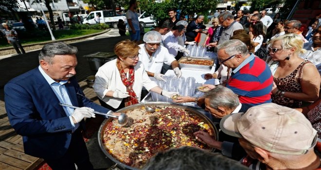 Başkan Pekdaş Ve Vekil Bayır Birlikte Aşure Dağıttı