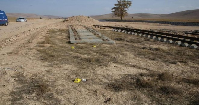 Karamanda Tren Raylarını Çalan 2 Zanlı Tutuklandı