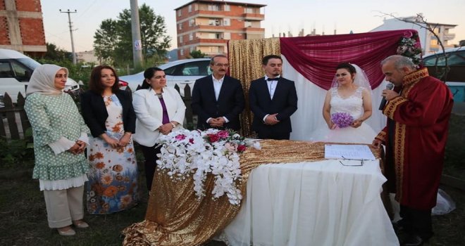 Sevgi Evinden Gelin Ve Damat Çıktılar