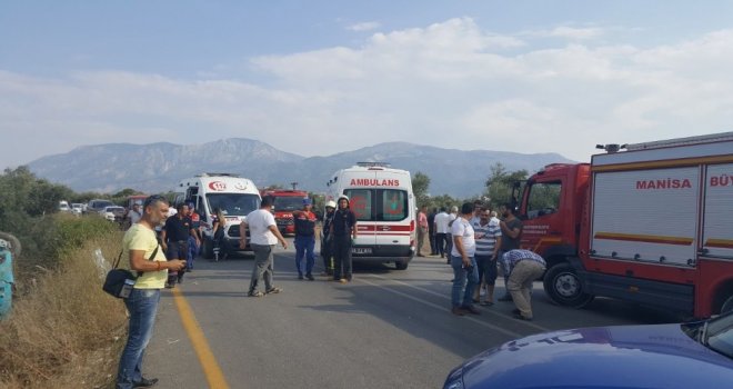 Manisanın Yunusemre İlçesinde Halk Otobüsü İle Otomobilin Çarpışması Sonucu İlk Belirlemelere Göre 20 Kişi Yaralandı.