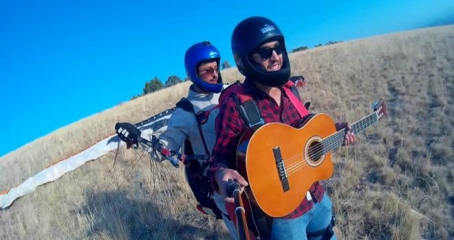 Bin Metre Yükseklikte Gitar Çalıp Şarkı Söyledi