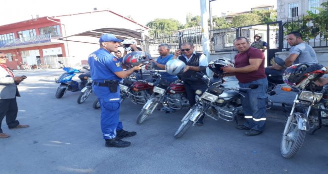 Jandarma İşçilere Kask Dağıttı