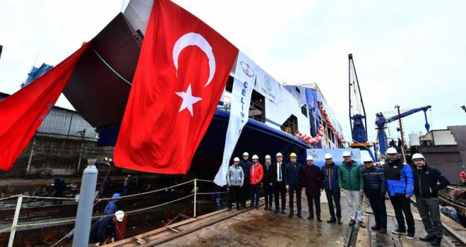 İzmir’in yeni arabalı feribotu suya indirildi