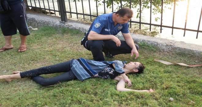 İntihar Etmek İçin Nehre Atlayan Kadın Vatandaşlar Tarafından Kurtarıldı