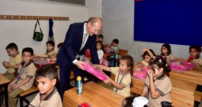 Belediyeden Okula Başlayan Öğrencilere Kırtasiye Seti Hediyesi