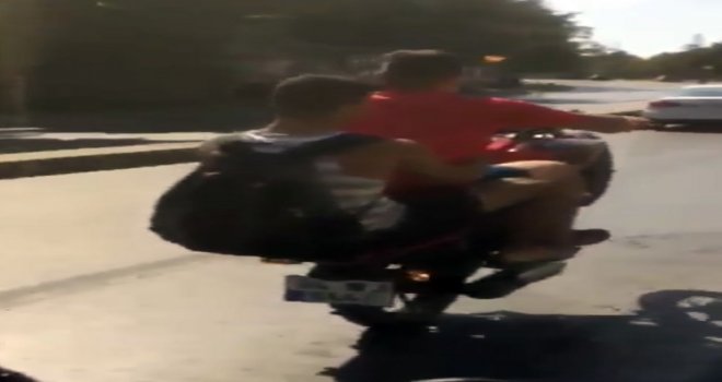 (Özel) İstanbulda Motosikletli Magandanın Tek Teker Kazası Kamerada