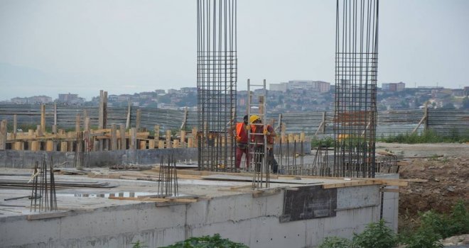 Dilovası Yarı Olimpik Yüzme Havuzu İnşaatı Devam Ediyor