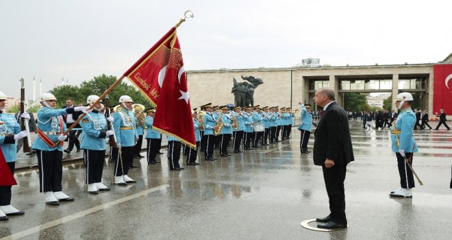 Cumhurbaşkanı Recep Tayyip Erdoğan, Tbmmden Ayrılarak Anıtkabire Doğru Yola Çıktı.