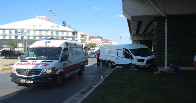 Manavgatta Trafik Kazaları: 3 Yaralı