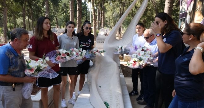 Kadın Basketbolcular Özgecanın Mezarına Çiçek Bıraktı