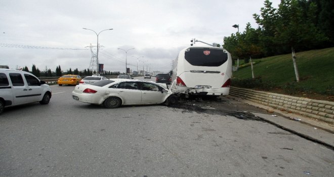 Servis Otobüsüne Arkadan Çarpan Otomobilin Sürücüsü Ağır Yaralandı